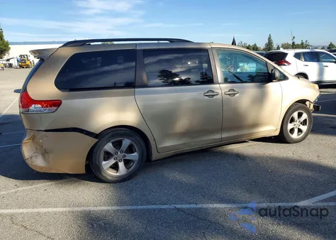 2012 Toyota Sienna Le 8-Passenger z USA, uszkodzony, nr VIN 5TDKK3DC7CS228653